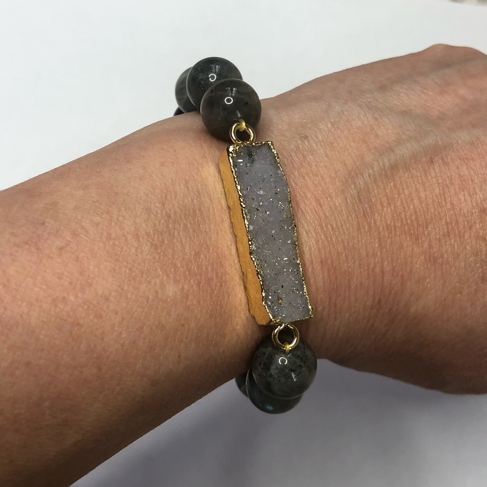Bead and stone bracelet Gray White and Gold